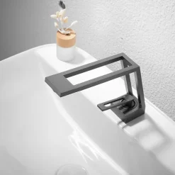 Bathroom Sink Faucet - Classic Electroplated / Painted Finishes Centerset Single Handle One HoleBath Taps