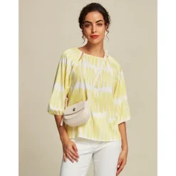 Chic White Leather Shoulder Bag for Women - Stylish Small Crossbody Bag for Casual and Formal Outfits