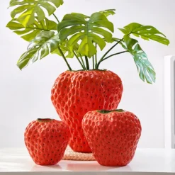Cute Red Strawberry Decorative Home Vase Creative Resin Material Handmade Handicraft Vase Suitable for Flower Hydroponics Home and Restaurant Flower Decoration Decoration