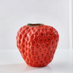Cute Red Strawberry Decorative Home Vase Creative Resin Material Handmade Handicraft Vase Suitable for Flower Hydroponics Home and Restaurant Flower Decoration Decoration