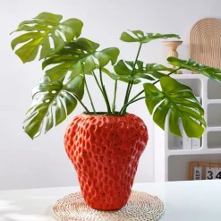 Cute Red Strawberry Decorative Home Vase Creative Resin Material Handmade Handicraft Vase Suitable for Flower Hydroponics Home and Restaurant Flower Decoration Decoration