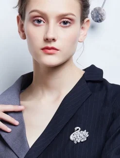 Elegant Swan Brooch with Rhinestone Embellishments - Sparkling Crystal Pin for Women, Perfect for Formal Wear and Gift Giving