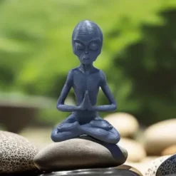 Garden Statue Meditating Alien Sculptures, Meditating Alien Resin Ornament, UFO Indoor Outdoor Garden Decor, Meditating Alien Figurines