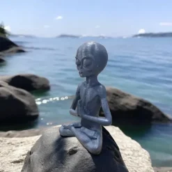 Garden Statue Meditating Alien Sculptures, Meditating Alien Resin Ornament, UFO Indoor Outdoor Garden Decor, Meditating Alien Figurines