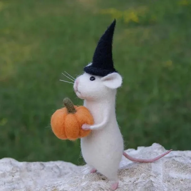 Halloween Mouse with Pumpkin, Christmas Mouse with a Gift, Needle Felting Mouse, Birthday Mouse, Needle Felting Kit, No Finished DIYKit Pack, Needle Felting Miniature