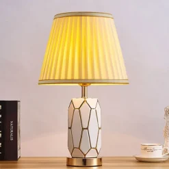 Hand-Painted Gold Glazed Ceramic Table Lamp Gorgeous Bedroom Bedside Lamp with Barrel-Shaped Lampshade Traditional Vase Bedroom Desk Lamp 47 * 30 Cm 85-265V