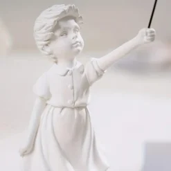 Little Girl Statue With Balloon - Modern Art Sculpture For Home Decor, Resin Figure Sculpture Crafts Ornaments, Living Room TV Cabinet Bookshelf Collectible Decor, Home Decor,Christmas Gift