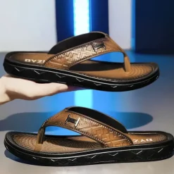 Men's Brown Casual Flip Flops with Textured Footbed and Adjustable Strap – Comfortable Outdoor Sandals for Summer and Beach Wear