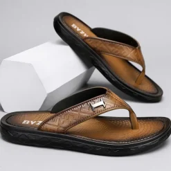 Men's Brown Casual Flip Flops with Textured Footbed and Adjustable Strap – Comfortable Outdoor Sandals for Summer and Beach Wear