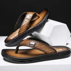 Men's Brown Casual Flip Flops with Textured Footbed and Adjustable Strap – Comfortable Outdoor Sandals for Summer and Beach Wear