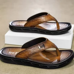 Men's Brown Casual Flip Flops with Textured Footbed and Adjustable Strap – Comfortable Outdoor Sandals for Summer and Beach Wear