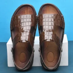 Men's Brown Crocodile Pattern Sandals with Adjustable Strap, Stylish Design for Casual, Outdoor and Summer Wear
