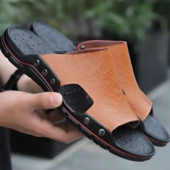 Men's Casual Brown Slide Sandals with Crocodile Pattern and Durable Rubber Sole – Comfortable Outdoor Footwear for Summer, Beach and Daily Wear