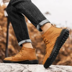 Men's Casual Lace-Up Ankle Boots – Faux Leather Handmade Moccasin-Style Outdoor Shoes with Hand-Stitched Details and Non-Slip Sole for Hiking and Daily Wear