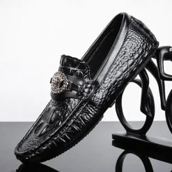 Men's Crocodile Pattern Faux Leather Loafers – Luxury Slip-On Dress Shoes with Metal Lion Decor for Formal and Casual Occasions