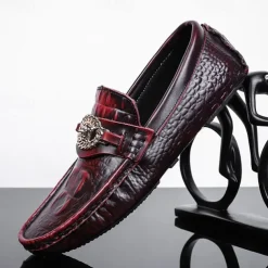 Men's Crocodile Pattern Faux Leather Loafers – Luxury Slip-On Dress Shoes with Metal Lion Decor for Formal and Casual Occasions