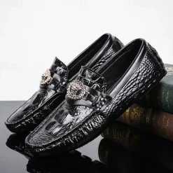 Men's Crocodile Pattern Faux Leather Loafers – Luxury Slip-On Dress Shoes with Metal Lion Decor for Formal and Casual Occasions
