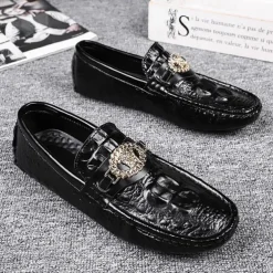 Men's Crocodile Pattern Faux Leather Loafers – Luxury Slip-On Dress Shoes with Metal Lion Decor for Formal and Casual Occasions