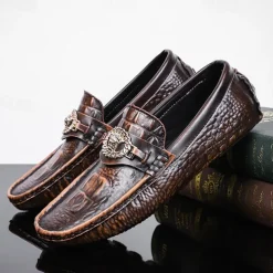 Men's Crocodile Pattern Faux Leather Loafers – Luxury Slip-On Dress Shoes with Metal Lion Decor for Formal and Casual Occasions