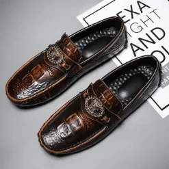 Men's Crocodile Pattern Faux Leather Loafers – Luxury Slip-On Dress Shoes with Metal Lion Decor for Formal and Casual Occasions