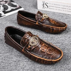 Men's Crocodile Pattern Faux Leather Loafers – Luxury Slip-On Dress Shoes with Metal Lion Decor for Formal and Casual Occasions