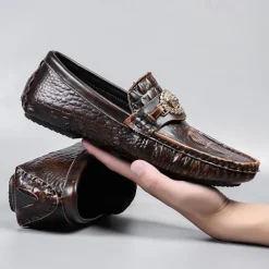Men's Crocodile Pattern Faux Leather Loafers – Luxury Slip-On Dress Shoes with Metal Lion Decor for Formal and Casual Occasions