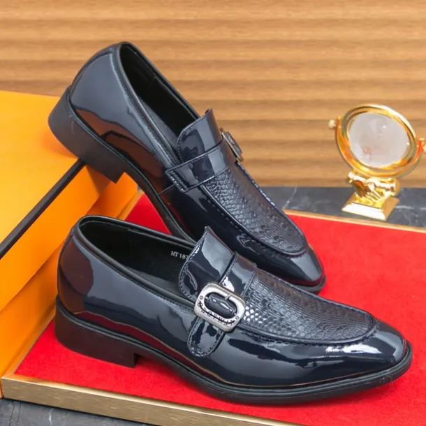 Men's Patent Leather Burgundy Loafers with Crocodile Texture and Buckle Detail – Elegant Slip-On Shoes for Formal Occasions and Business Wear