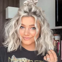 Natalie Portman Wig Ombre Short Curly Wig Synthetic Hair Ash Blonde Wig Ombre Brown Wigs for Women Best Glueless Blonde Wigs with Side Part Mixed Blonde Wig Wigs Christmas Party Wigs