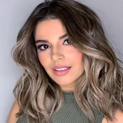 Natalie Portman Wig Ombre Short Curly Wig Synthetic Hair Ash Blonde Wig Ombre Brown Wigs for Women Best Glueless Blonde Wigs with Side Part Mixed Blonde Wig Wigs Christmas Party Wigs