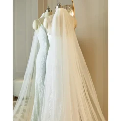 One-tier Lace Applique Edge / Lace Wedding Veil Cathedral Veils with Embroidery / Appliques / Paillette 137.8 in (350cm) Tulle