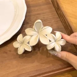 1PC Flower Hair Clips for Women,Non-Slip Matte Flower Hair Clips for Women,Hawaiian Hair Flower Clip Large Plumeria Hair Clip Strong Hold Hair Claws Cute Clip Beach Hair Accessories