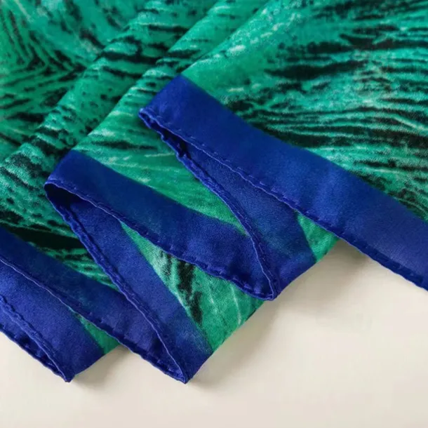 1pcs New Soft Peacock Feather Printed Silk Shawls Women Foulard Fashion Sunscreen Female Scarf Stoles Hijab Headscarf Bag Scarves