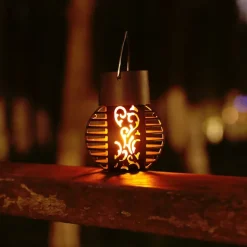 2/4pcs Outdoor Pathway Lantern Lights Hanging Solar Waterproof Garden Balcony Simulation Flame Hanging Light Christmas Outdoor Waterproof Courtyard Holiday Party Landscape Decoration Light