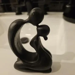 Resin Couple Kissing Statue, Artistic Craft for Home Living Room Office Cafe Decor, Versatile Indoor & Outdoor Tabletop Entrance Ornament Valentine's Day