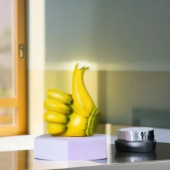 Resin Thumbs Up Ornament, Banana-Inspired Handicraft Statue, Inspirational Gesture Decor for Home Office, Desktop Display Figurine