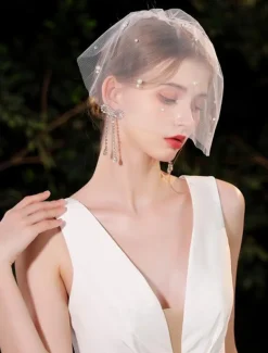 Short Bridal Veil with Pearl and Crystal Embellishments – Elegant Vintage Wedding Accessory for Brides, Ideal for Weddings and Ceremonies