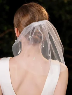 Short Bridal Veil with Pearl and Crystal Embellishments – Elegant Vintage Wedding Accessory for Brides, Ideal for Weddings and Ceremonies