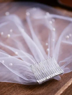 Short Bridal Veil with Pearl and Crystal Embellishments – Elegant Vintage Wedding Accessory for Brides, Ideal for Weddings and Ceremonies
