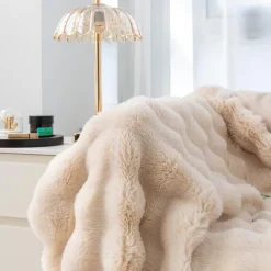 Super Soft Faux Fur Throw Blanket Royal Luxury Cozy Plush Blanket use for Couch Sofa Bed Chair, Reversible Fuzzy Faux Fur Velvet Blanket