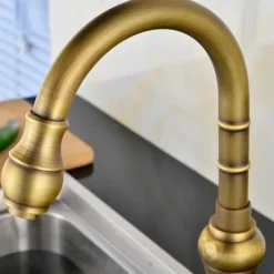 Traditional Kitchen Sink Mixer Faucet Swivel Spout Rotates 360°, Retro Style Single Handle Kitchen Taps Deck Mounted, One Hole Brass Vintage Water Vessel Taps