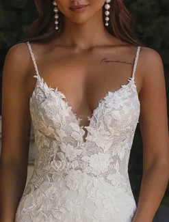 Wedding Dresses Mermaid / Trumpet V Neck Spaghetti Strap Sleeveless Court Train Lace Bridal Gowns With Embroidery Appliques