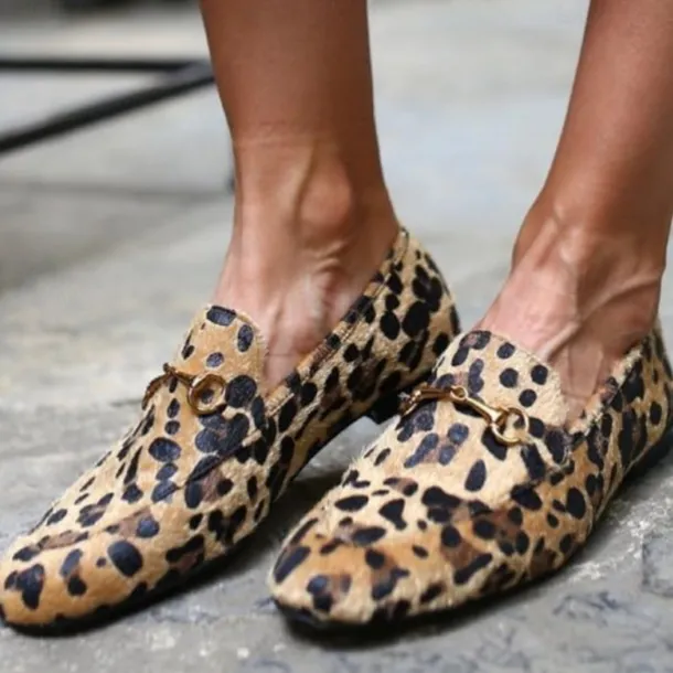 Women's Leopard Print Loafers with Metal Buckle – Casual Animal Print Slip-On Shoes for Everyday Wear