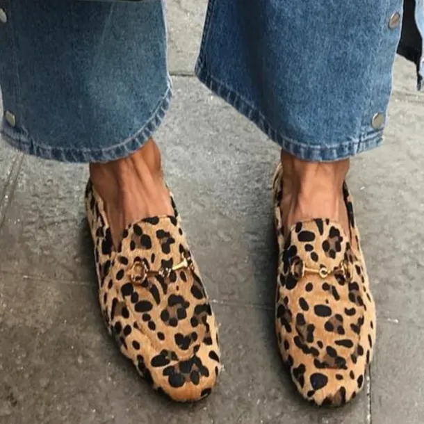 Women's Leopard Print Loafers with Metal Buckle – Casual Animal Print Slip-On Shoes for Everyday Wear