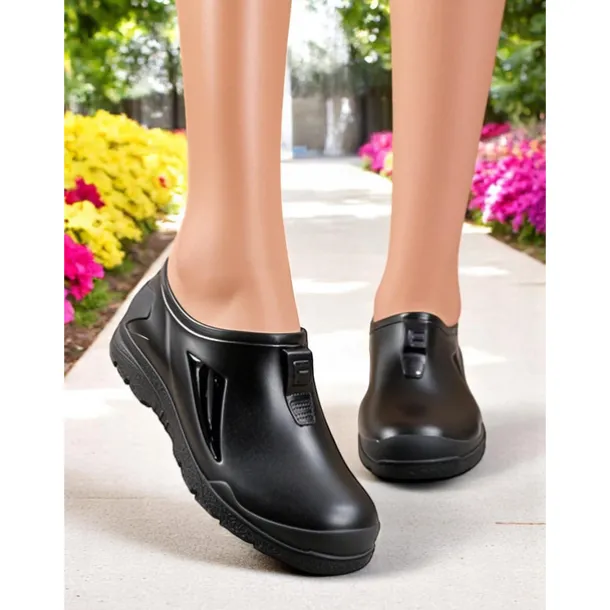 Women's Practical Green Slip-On Garden Shoes – Durable, Lightweight, Ideal for Gardening, Outdoor Work, and Casual Wear