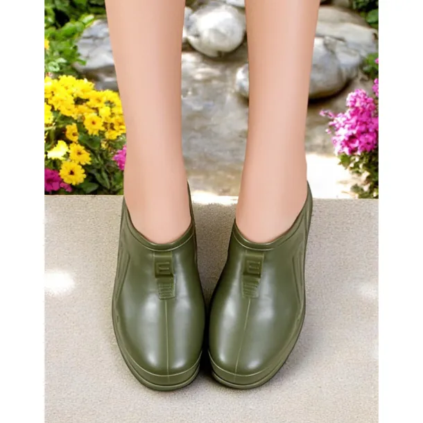 Women's Practical Green Slip-On Garden Shoes – Durable, Lightweight, Ideal for Gardening, Outdoor Work, and Casual Wear