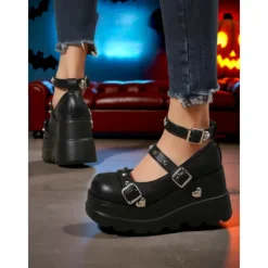 Women's 1980s Black Platform Mary Jane Shoes with Buckles and Heart Studs – Gothic Punk Lolita Style for Halloween, Cosplay and Night Out