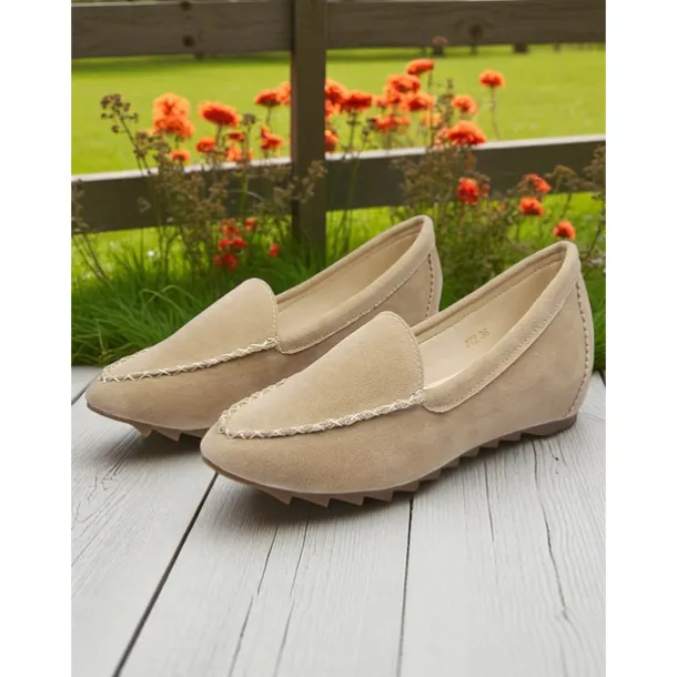 Women's Slip-On Loafers with Chain Stitch Detail – Soft Sole Casual Flats for Spring Walks, Office & Everyday Wear