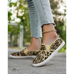 Women's Vibrant Mandala Print Slip-On Canvas Shoes – Casual and Comfortable Flats for Everyday Wear and Travel