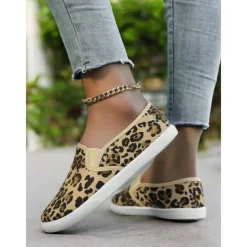 Women's Vibrant Mandala Print Slip-On Canvas Shoes – Casual and Comfortable Flats for Everyday Wear and Travel