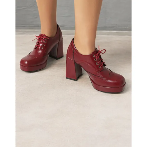 Women's Vintage Oxford Platform Heels with Lace-Up Design – Chunky Block Heel in Rich Brown Faux Leather for Retro and Formal Looks